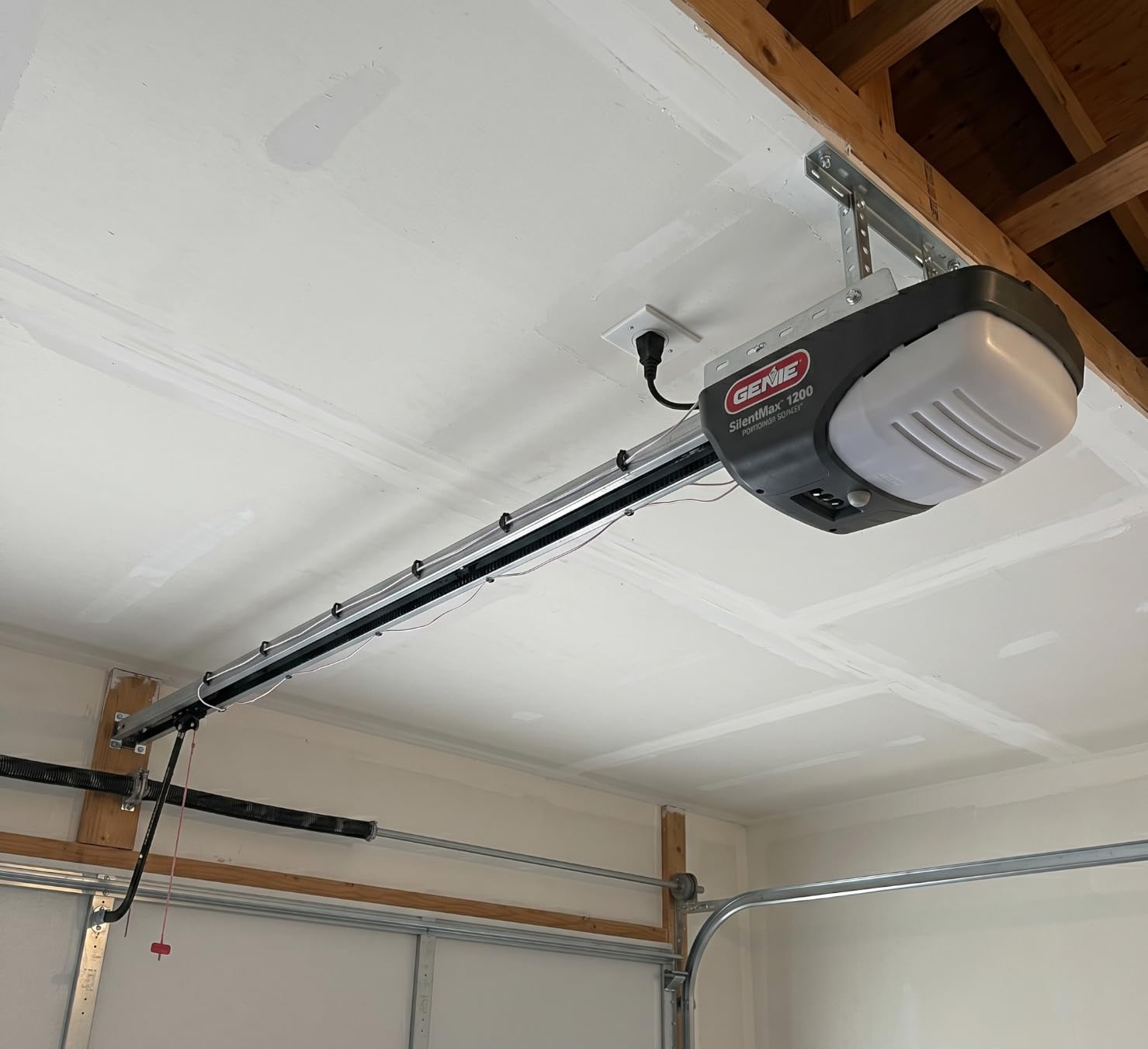 Genie SilentMax 1200 Model 4042-TKH Garage Door Opener with Motion Detection Lighting, Ultra-Quiet Steel-Reinforced Belt Drive, 140V DC Motor, 3/4 + HPc 140V Belt Drive, Gray customer photo 1