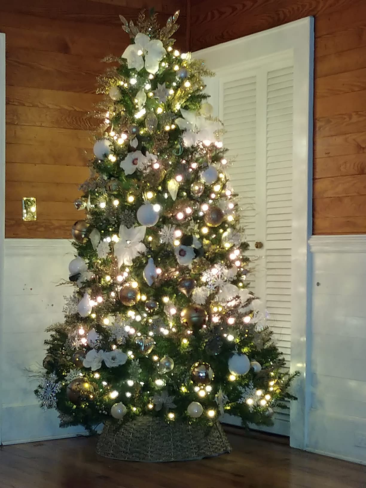 National Tree Company 9 ft Unlit Dunhill Fir Full Artificial Christmas Tree, 4,026 Tips, Includes Stand, Green customer photo 2