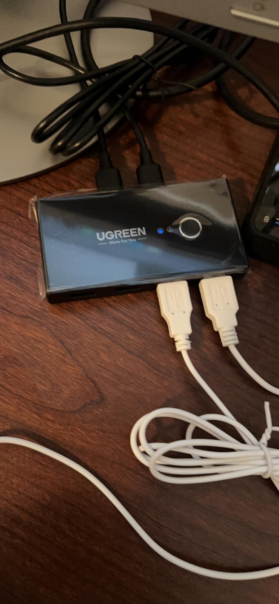 UGREEN USB Switch Selector 2 Computers Sharing 4 USB Devices USB 2.0 Peripheral Switcher Box Hub for Mouse Keyboard Scanner Printer PCs with One-Button Swapping and 2 Pack USB A to A Cable customer photo 2