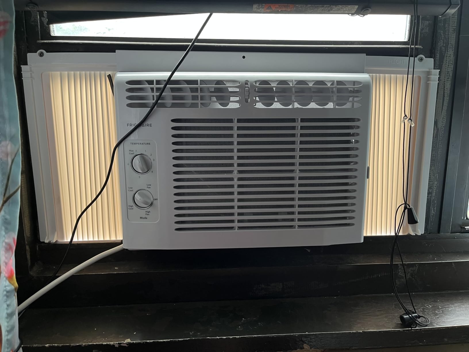 Frigidaire 5,000 BTU Window-Mounted Air Conditioner, Cools Up to 150 Sq. Ft., Quiet Operation, Effortless Temperature Control, 2 Fan Speeds, Auto Restart, White customer photo 1