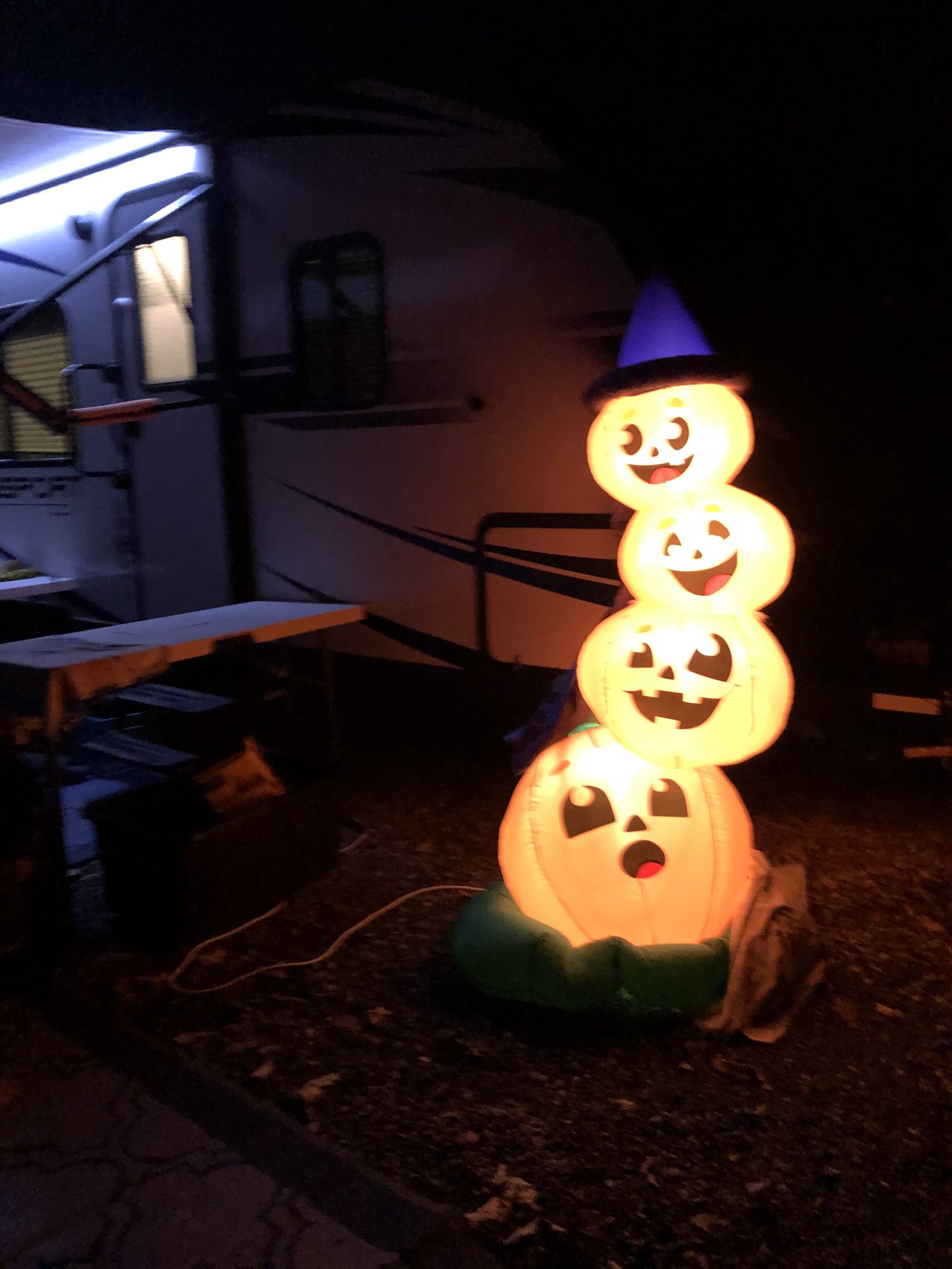 Joiedomi Halloween Stacked Pumpkins Inflatable (6 ft) customer photo 2