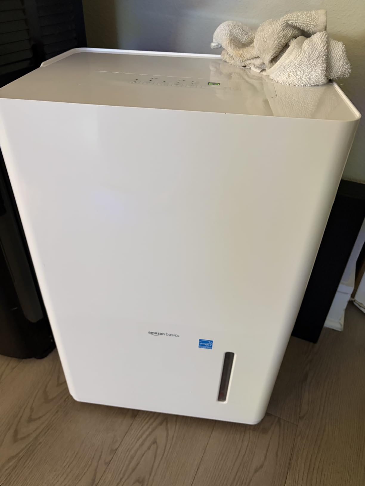 Amazon Basics 50-Pint Large Dehumidifier with Humidity Control, Timer, Auto-Defrost, Overflow Protection, Washable Filter for Rooms up to 4000 SFT, White customer photo 1