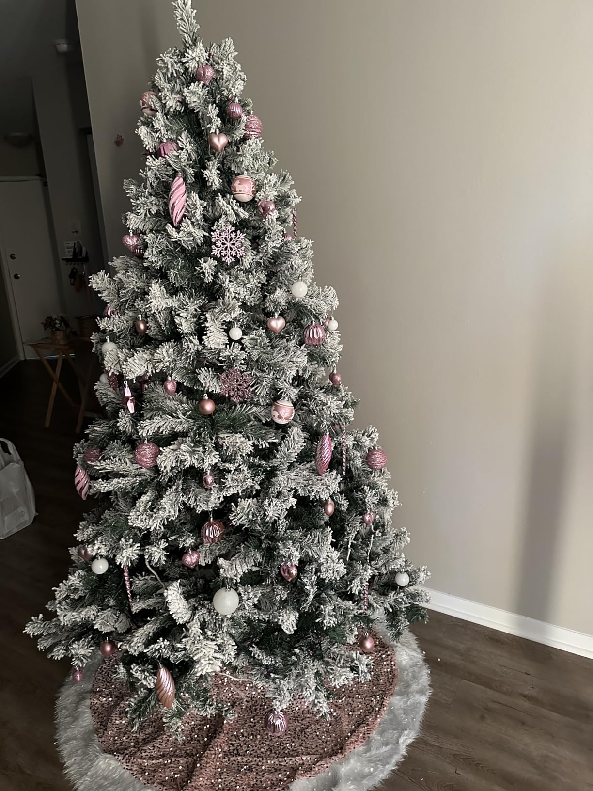 Yaheetech 7.5ft Pre-Lit Snow Flocked Artificial Christmas Tree, 550 Lights | 1284 PVC branch tips, full snowy realism, pre-strung warm white lights, foldable steel stand customer photo 1