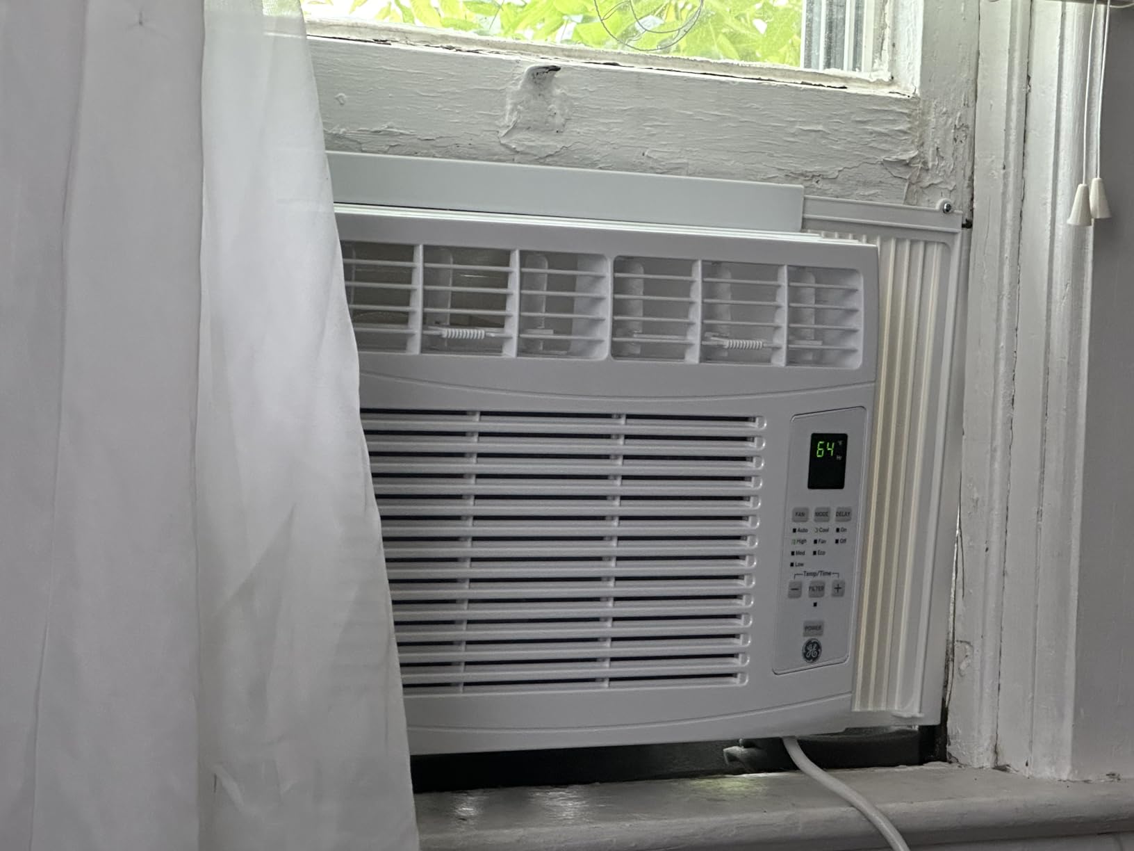 Electronic Window Air Conditioner 6000 BTU, Efficient Cooling for Smaller Areas Like Bedrooms and Guest Rooms, 6K BTU Window AC Unit with Easy Install Kit, White customer photo 1