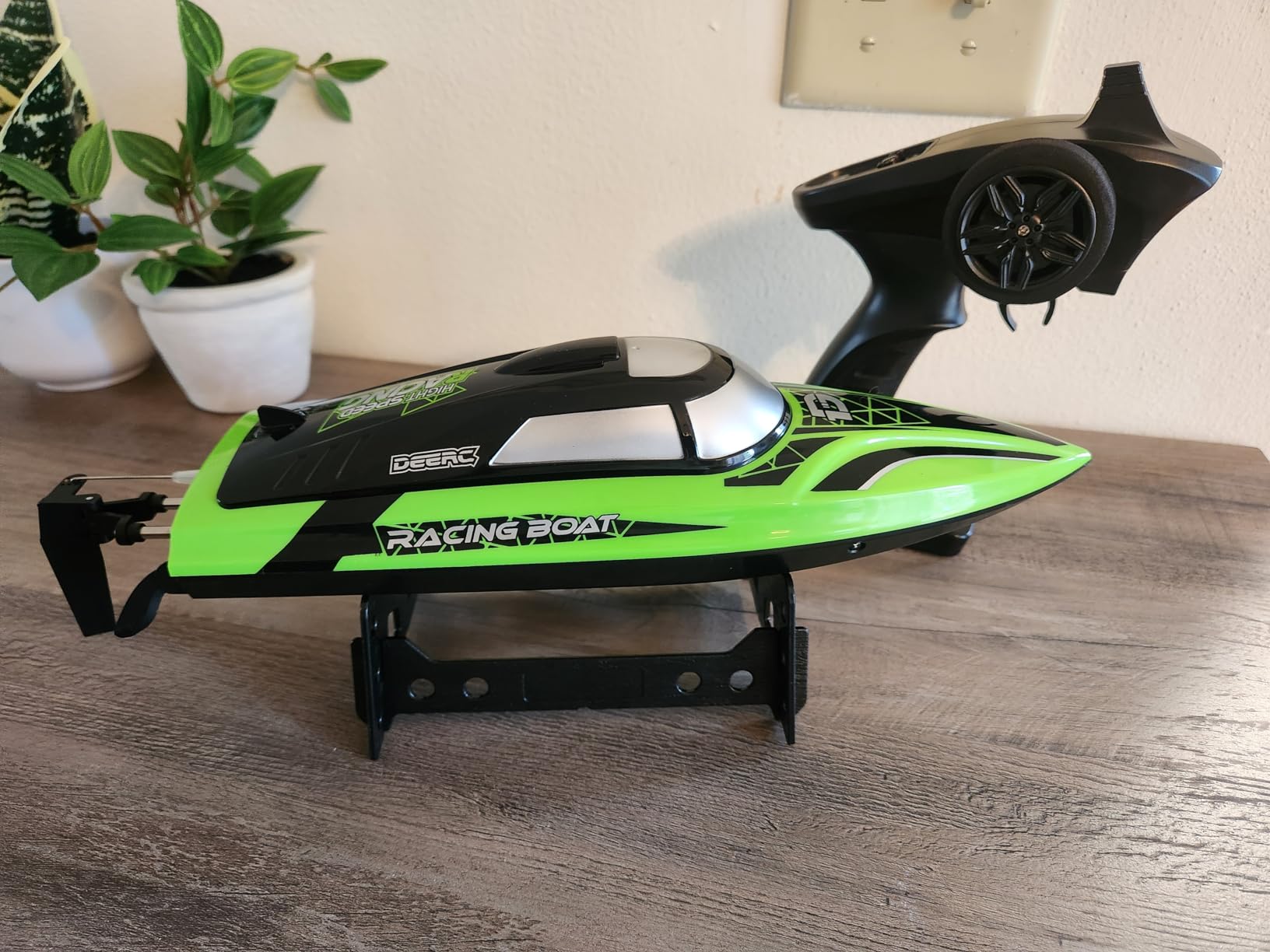DEERC 14-Inch RC Boat, 20+ MPH High Speed Remote Control Boat for Pool & Lake, Auto Self-Righting, 2 Batteries, 493FT Control Range, LED Lights, 2.4GHz Full Proportional Control, Water Toy Gift customer photo 2