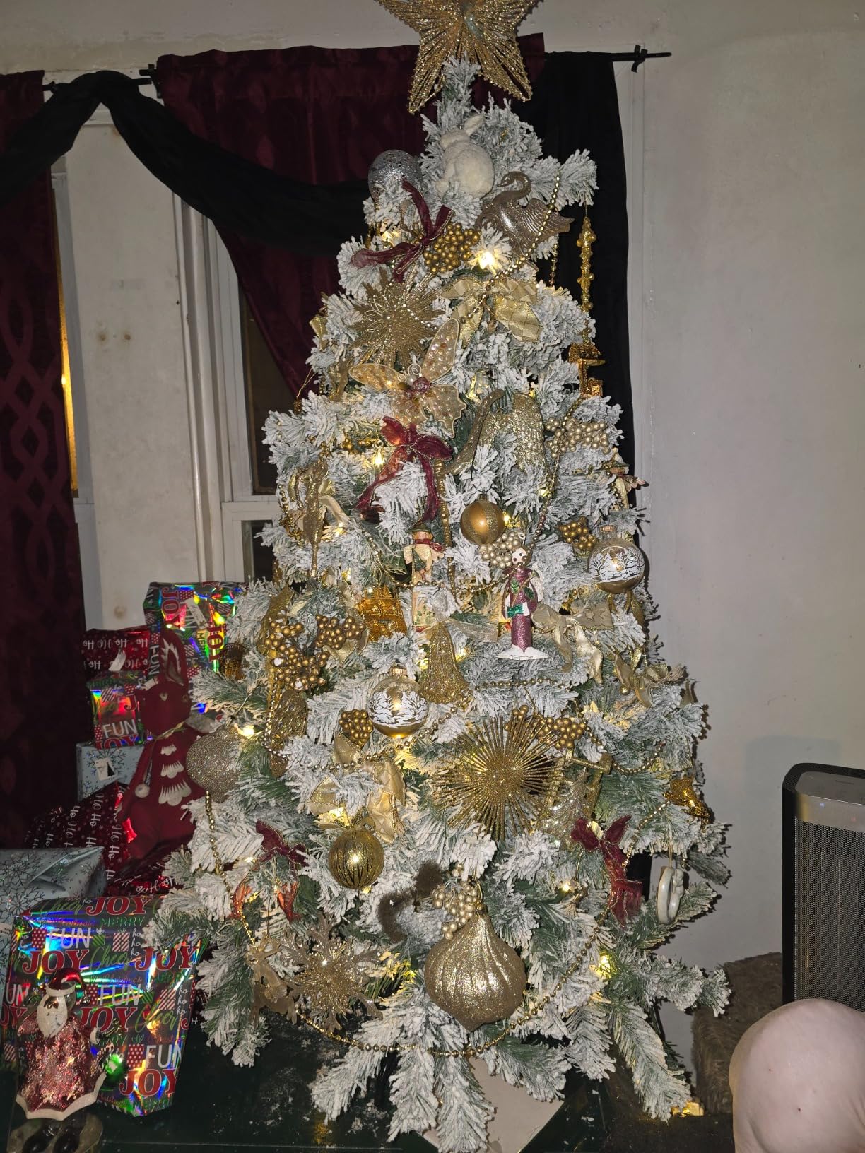 Casafield 7.5FT Realistic Snow-Flocked Pine Unlit Artificial Holiday Christmas Tree with Sturdy Metal Stand customer photo 1