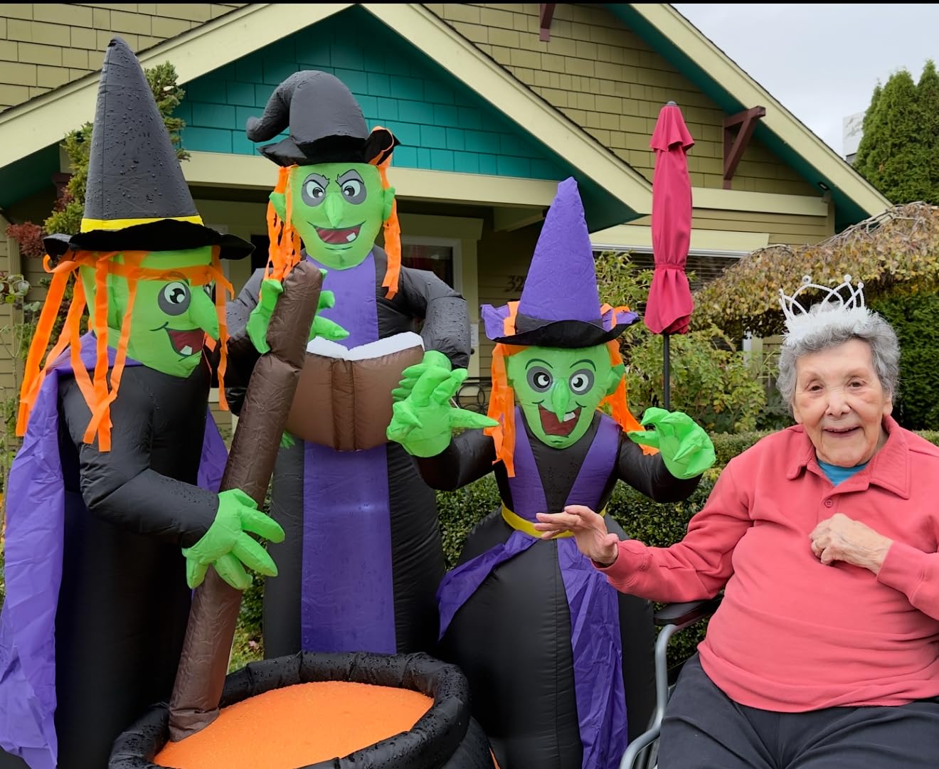 Joiedomi 6 FT Tall Halloween Inflatables Three Witch Around Cauldron with Flame Light Yard Outdoor Decoration Blow Up with Build-in LEDs for Halloween Party Indoor, Outdoor Inflatables Decorations customer photo 1