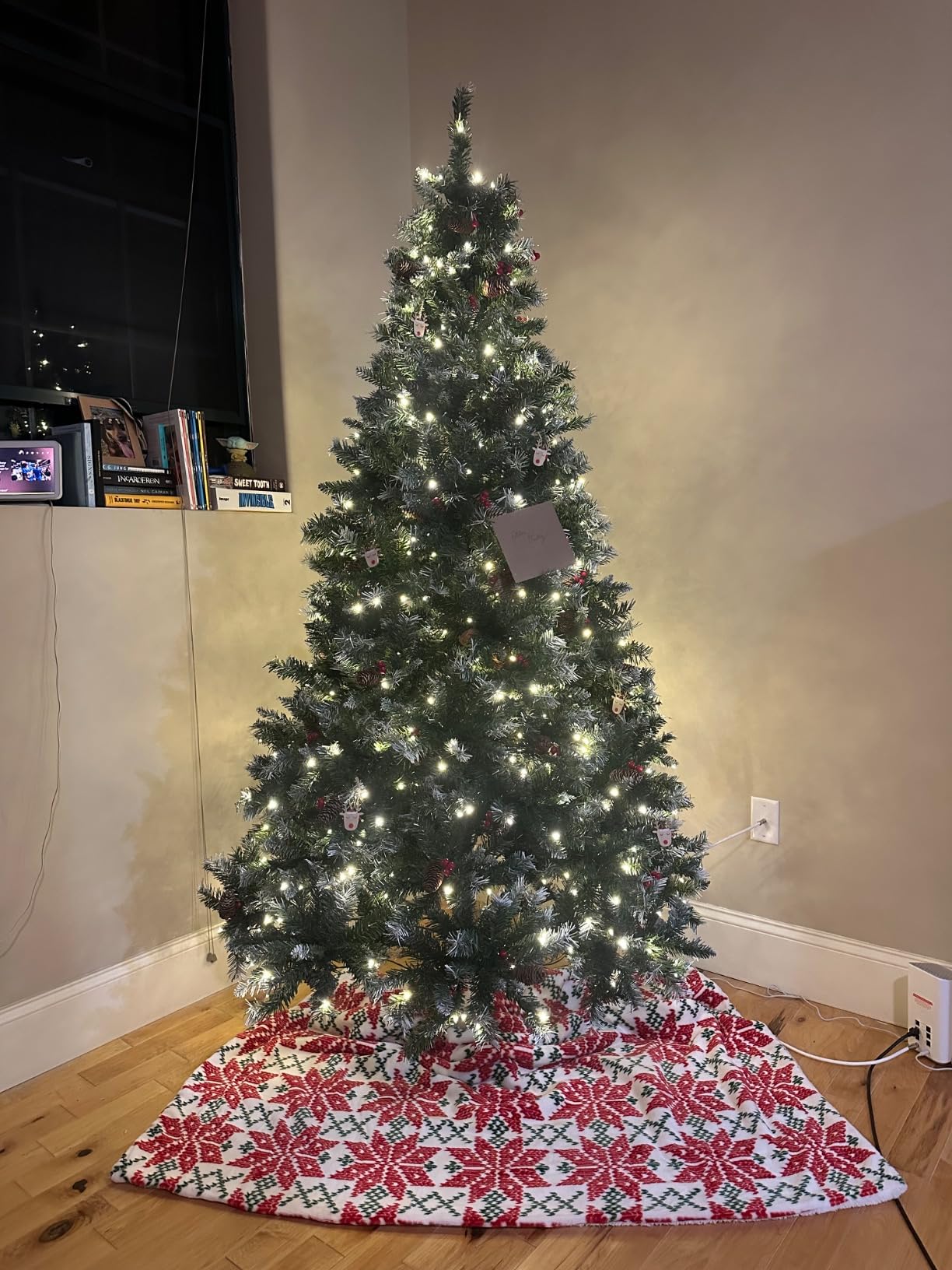 Vancouver 7.5ft Frosted Prelit Artificial Christmas Tree with Pine Cones,Faux Berries, Foot Pedal, 1346 Branch Tips,550 Warm Lights & Metal Stand, 53