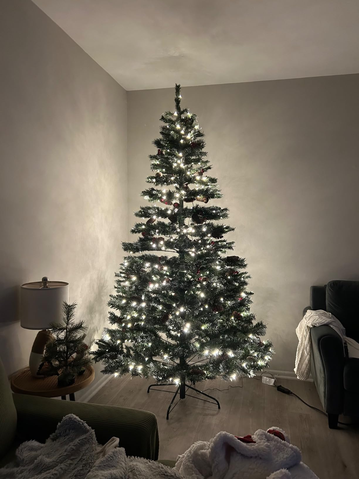 Vancouver 7.5ft Frosted Prelit Artificial Christmas Tree with Pine Cones,Faux Berries, Foot Pedal, 1346 Branch Tips,550 Warm Lights & Metal Stand, 53