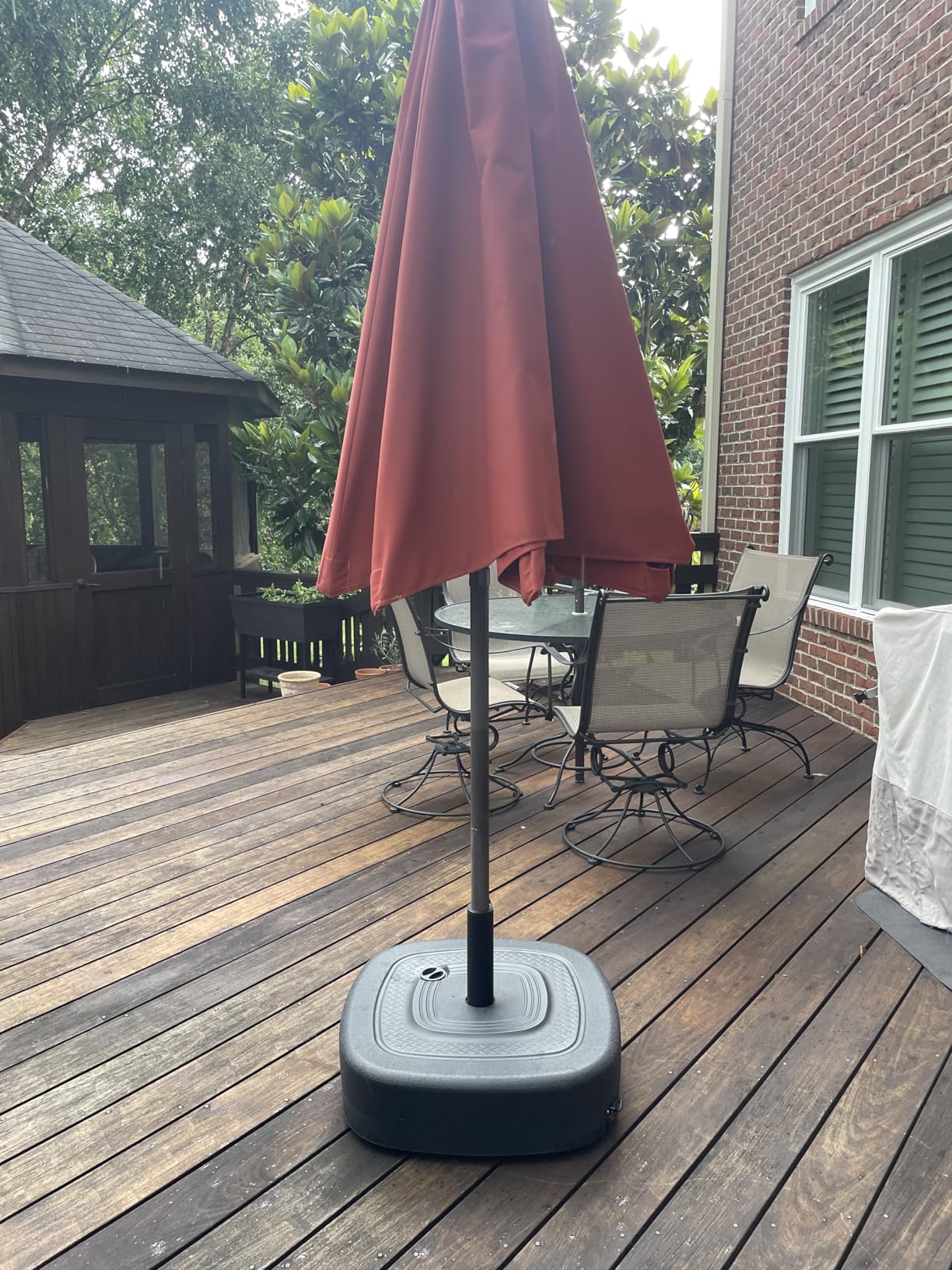 FRUITEAM 154lb Capacity Fillable Mobile Umbrella Base with 4 Wheels, Wind-Resistant Heavy Duty Patio Umbrella Base Market Stand Water or Sand Filled, for Patio, Deck, Poolside w/ 2 Locks, 2 Knobs customer photo 1