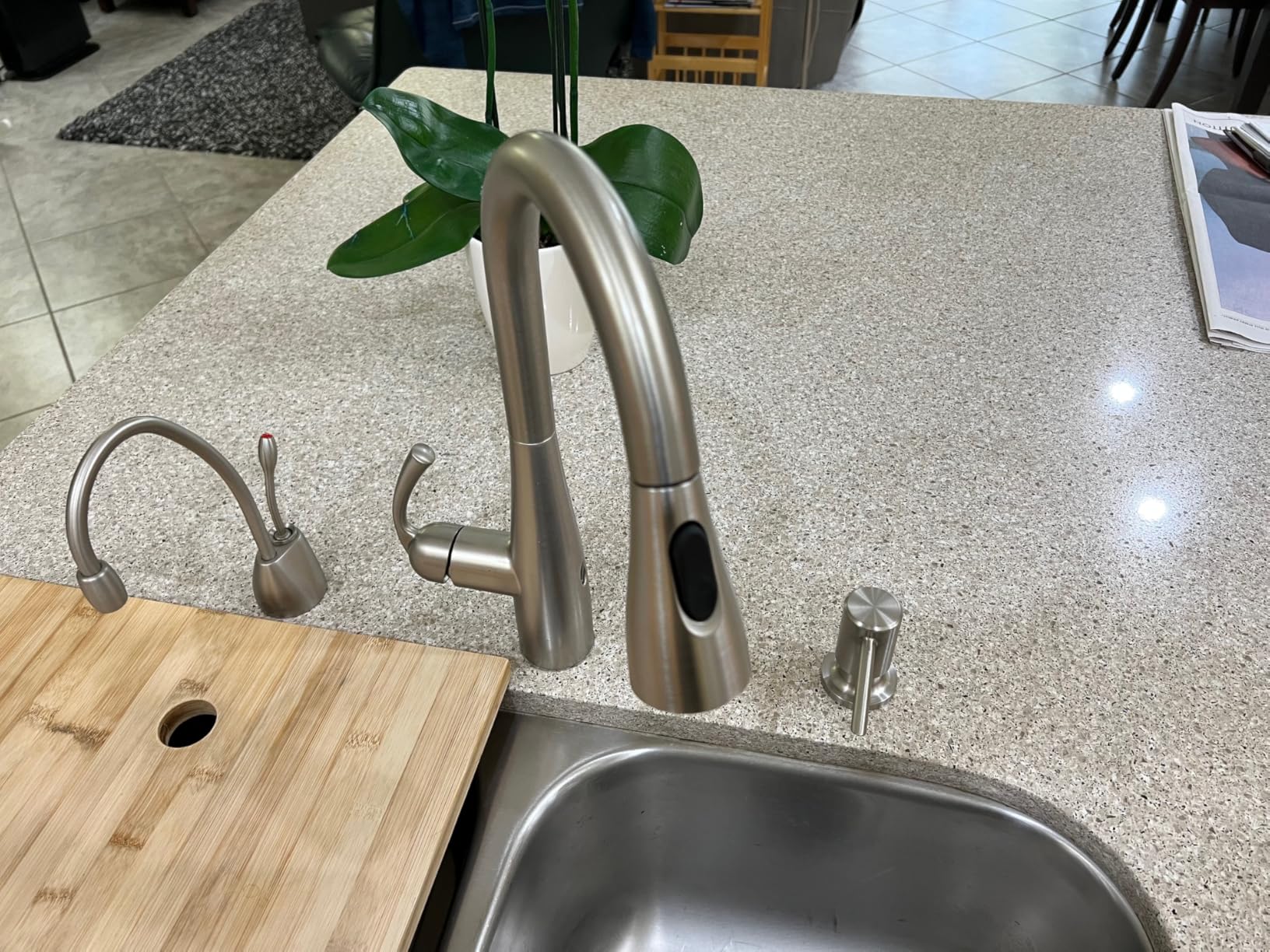 Moen Essie Matte Black MotionSense Wave One-Handle Touchless Kitchen Faucet with Pulldown Sprayer and Soap Dispenser, 87014EWBL customer photo 1