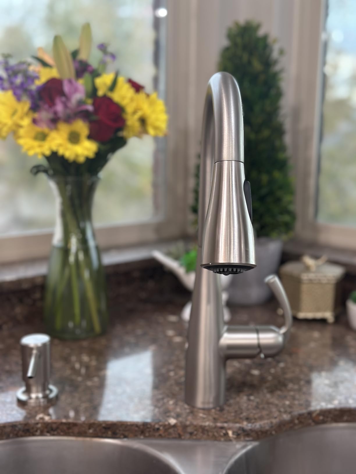 Moen Essie Matte Black MotionSense Wave One-Handle Touchless Kitchen Faucet with Pulldown Sprayer and Soap Dispenser, 87014EWBL customer photo 2