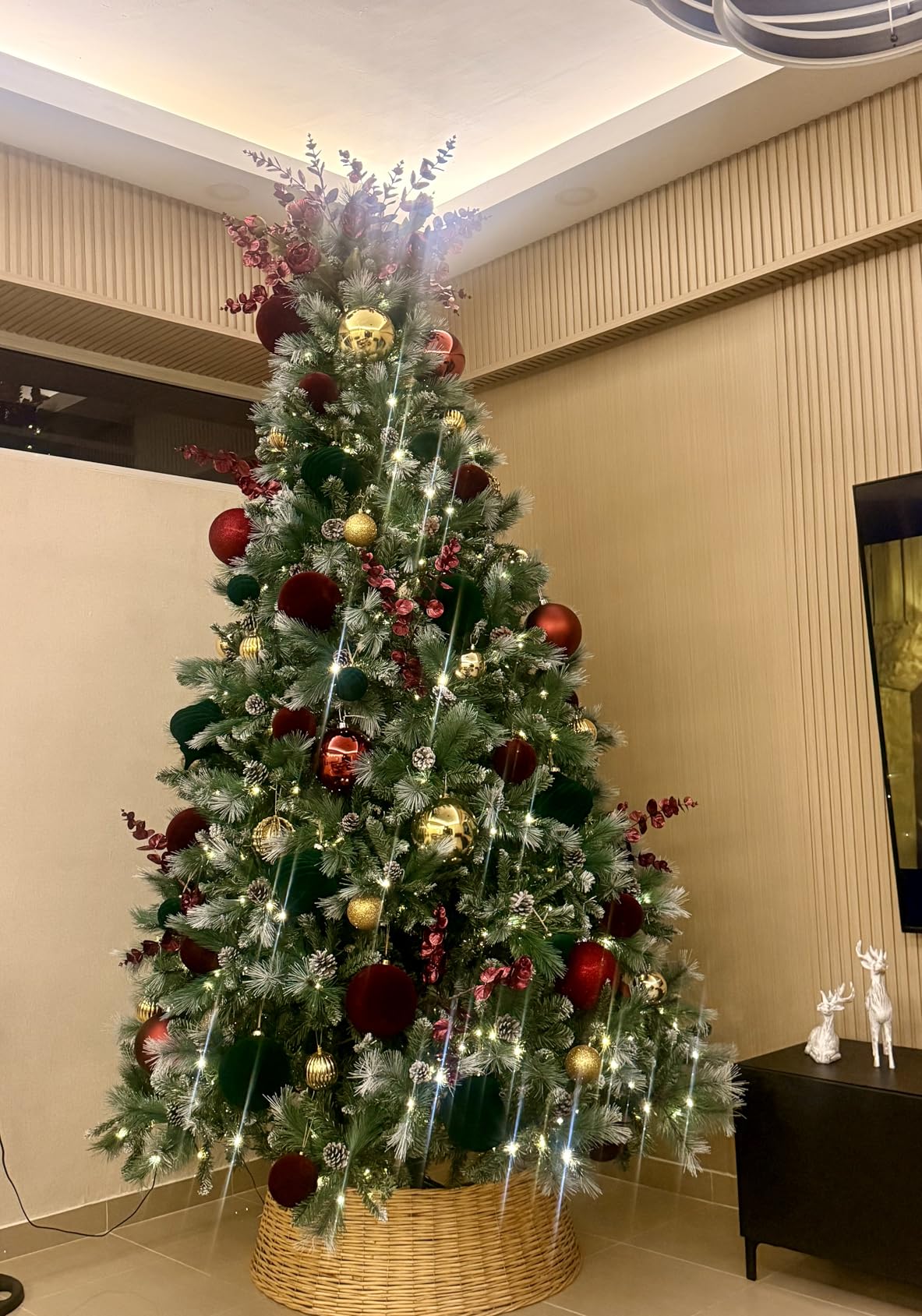 Best Choice Products 7.5ft Pre-Lit Scotch Pine Christmas Tree, Premium Frosted Pre-Decorated Artificial Holiday Decor w/ 1,320 Branch Tips, 2-in-1 White and Multicolor LED Lights, Cordless Setup customer photo 2