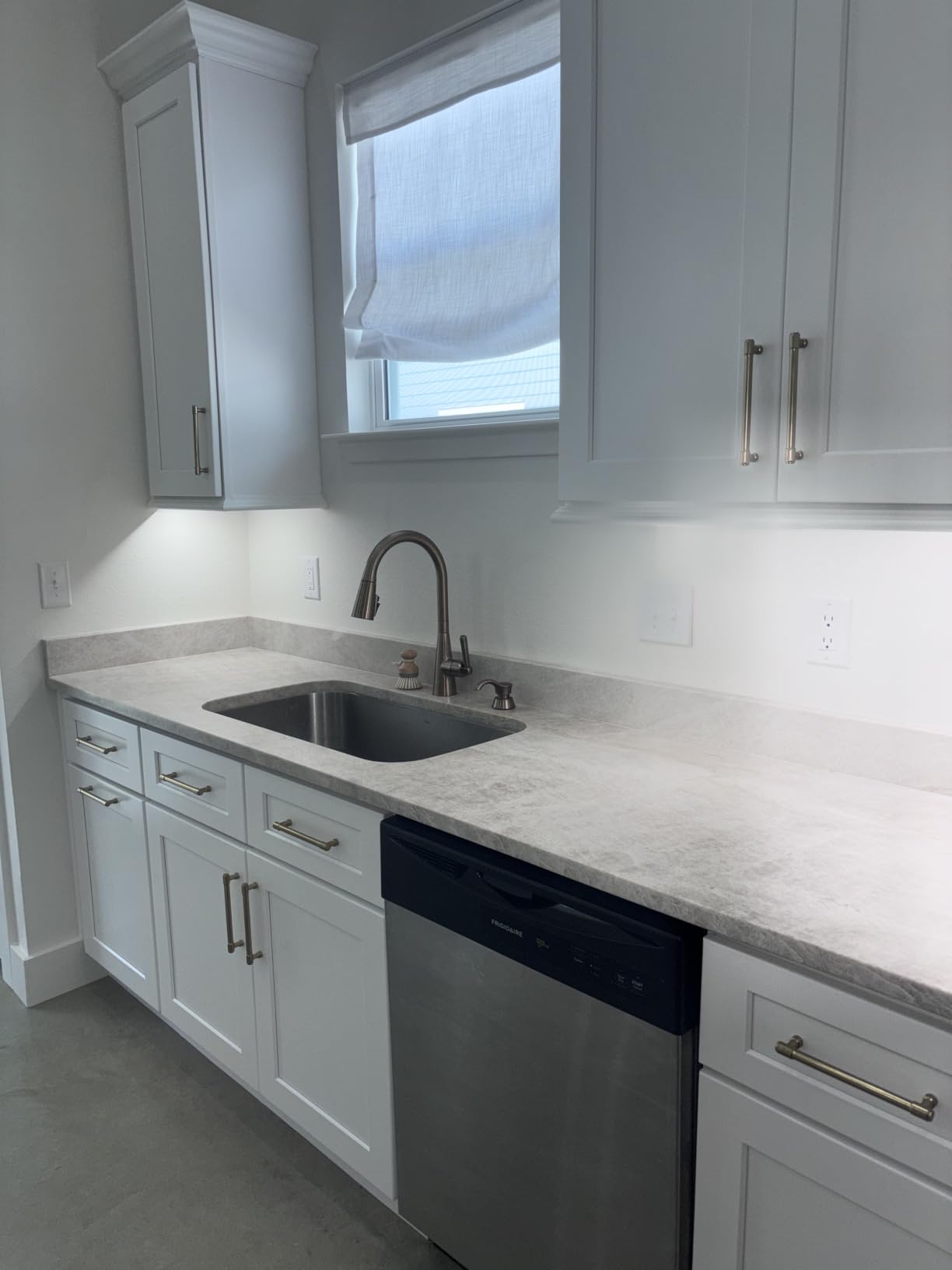 Delta Faucet Boyd Kitchen Faucet with Soap Dispenser, Kitchen Faucets with Pull Down Sprayer Brushed Nickel, Kitchen Sink Faucet with Magnetic Docking Spray Head, SpotShield Stainless 19893Z-SPSD-DST customer photo 1