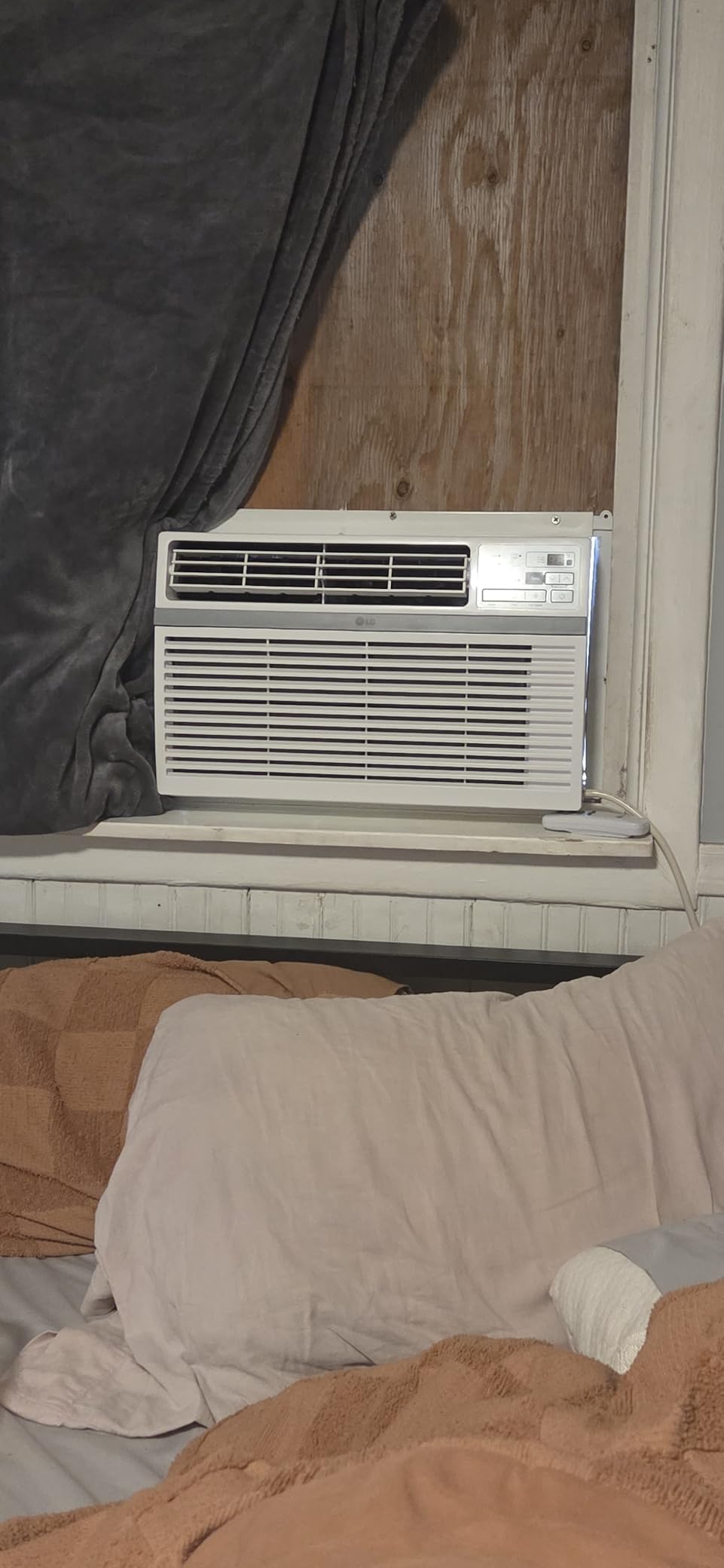 LG 8,000 Window Air Conditioner, 115V, 350 Sq.Ft. (14' x 25' Room Size), Quiet Operation, Electronic Control with Remote, 3 Cooling & Fan Speeds, Auto Restart, 8000 BTU, White customer photo 1