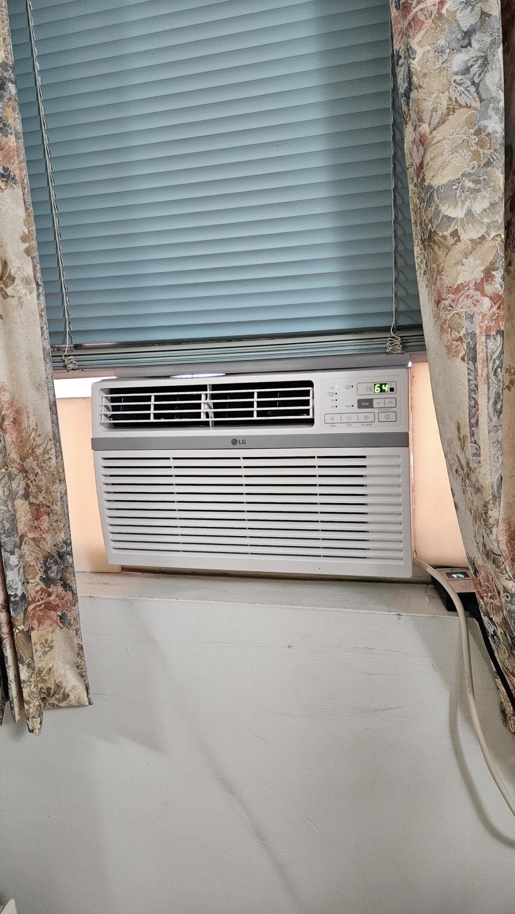LG 8,000 Window Air Conditioner, 115V, 350 Sq.Ft. (14' x 25' Room Size), Quiet Operation, Electronic Control with Remote, 3 Cooling & Fan Speeds, Auto Restart, 8000 BTU, White customer photo 2