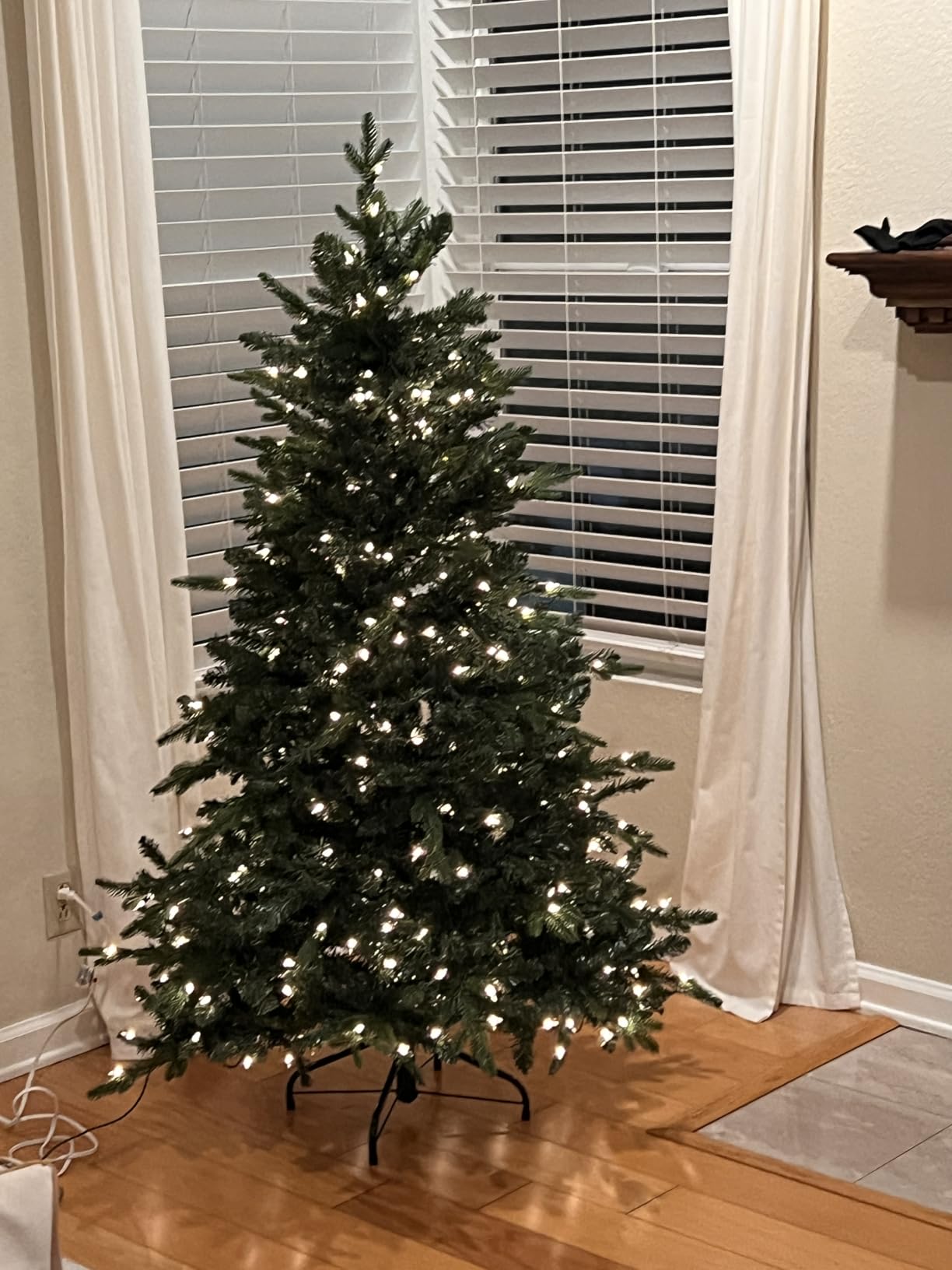Treepool 6FT Pre-Lit Artificial Christmas Tree with 1720 PE&PVC Mixed Branch Tips, 400 Warm White Lights, Premium Hinged Design for Living Room, Foldable Base, Full Realistic Shape, Green customer photo 2