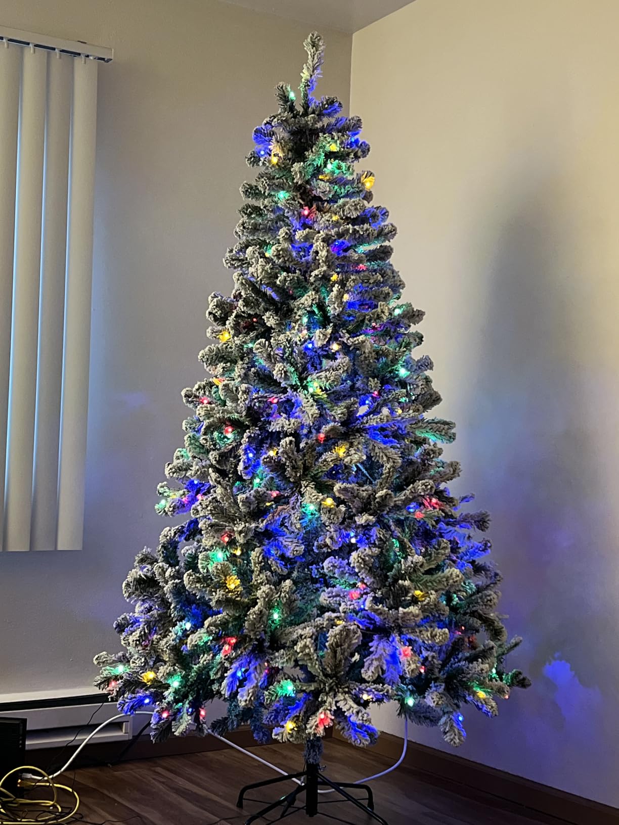SHareconn 6ft Prelit Flocked Spruce Artificial Christmas Tree with Remote | 250 Warm White & Multi-Color Lights, Remote & Timer, 772 Branch Tips, Perfect Choice for Xmas Decoration, White customer photo 1