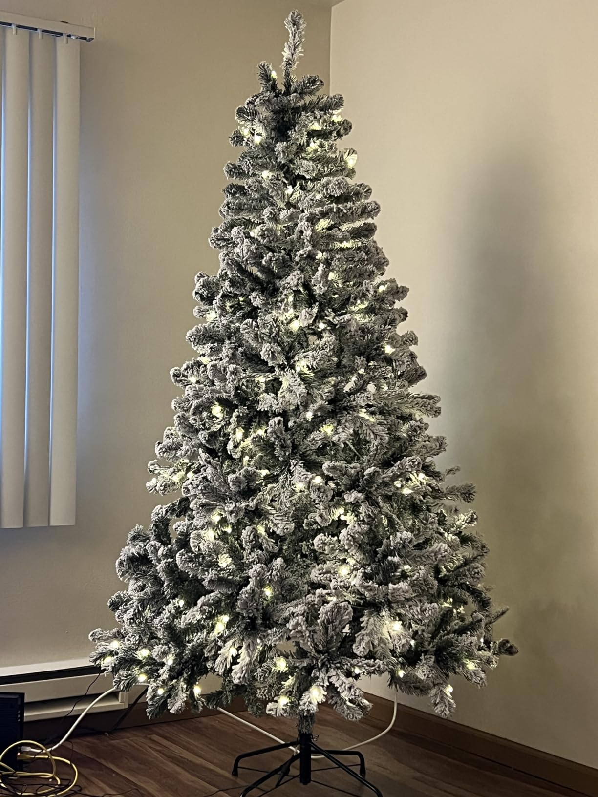 SHareconn 6ft Prelit Flocked Spruce Artificial Christmas Tree with Remote | 250 Warm White & Multi-Color Lights, Remote & Timer, 772 Branch Tips, Perfect Choice for Xmas Decoration, White customer photo 2