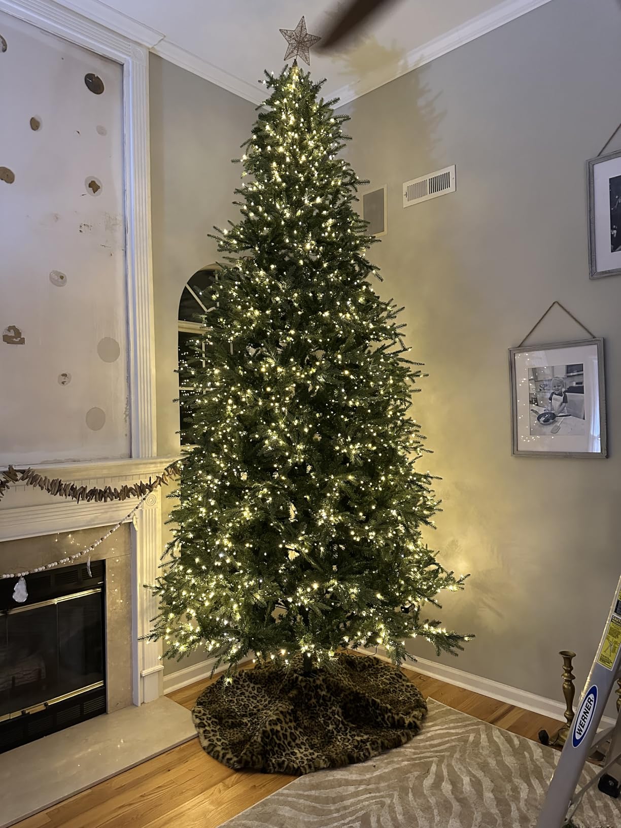 Glitzhome 9ft Prelit Artificial Christmas Tree, Green Full Christmas Tree Majestic Evergreen Fir with 2450 Warm White/Multi-Color Chasing and Twinkling Lights, 9 Function w/Foot Pedal&Remote Control customer photo 2