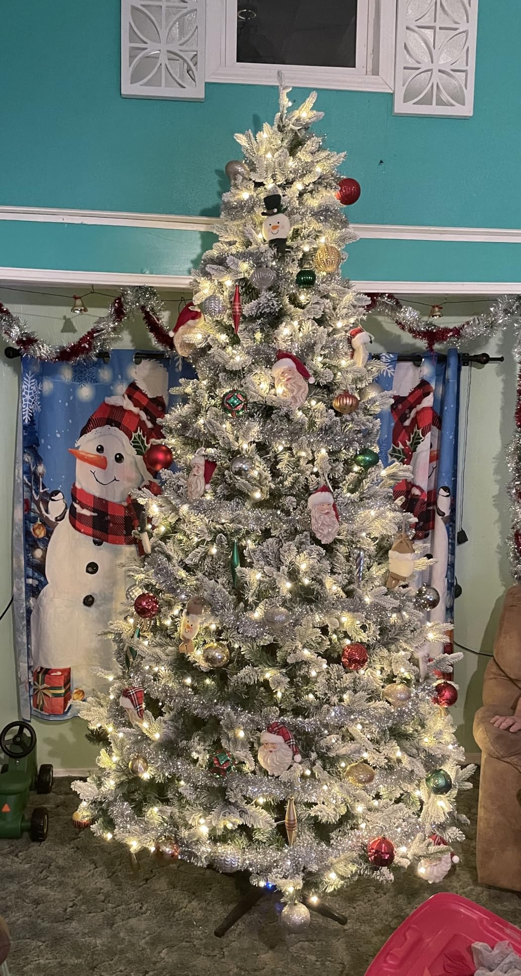 9FT Snow Flocked Christmas Tree with 600 Pre-Lit LED Lights, 8 Lighting Modes, 360° Rotating Musical Base customer photo 1
