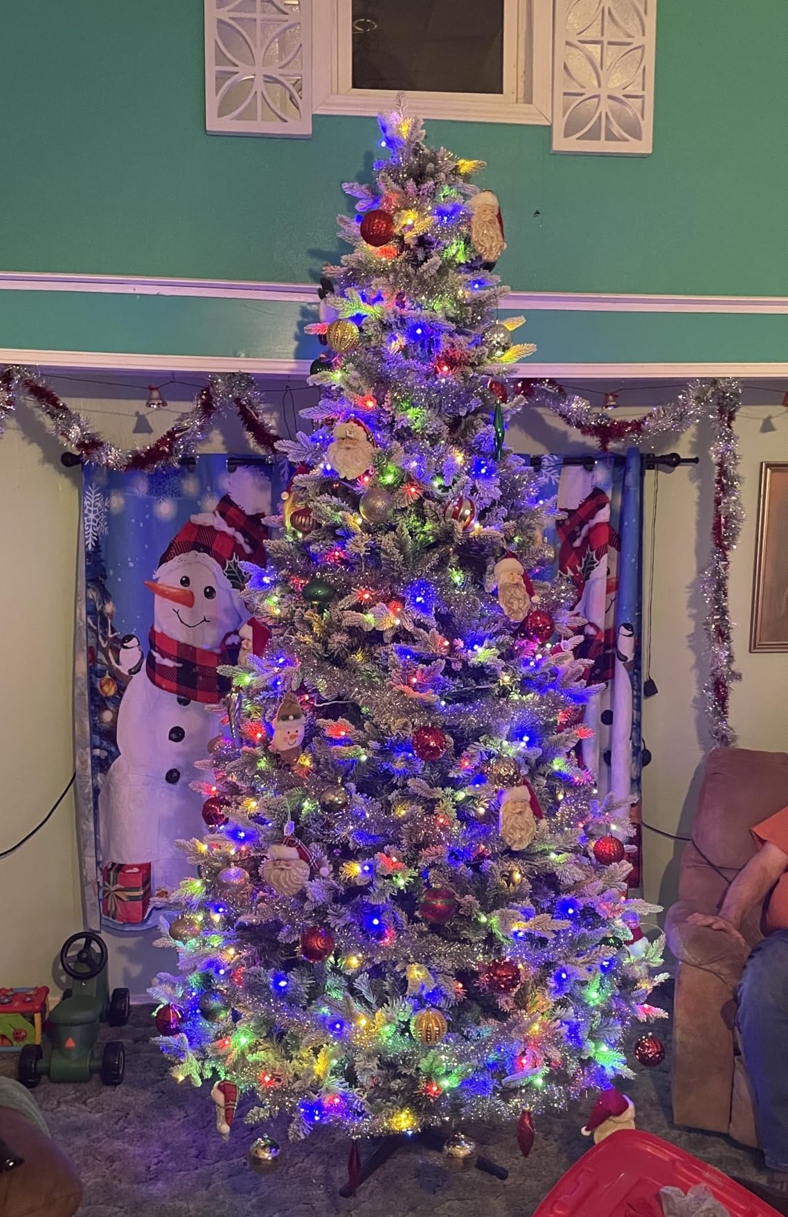 9FT Snow Flocked Christmas Tree with 600 Pre-Lit LED Lights, 8 Lighting Modes, 360° Rotating Musical Base customer photo 2