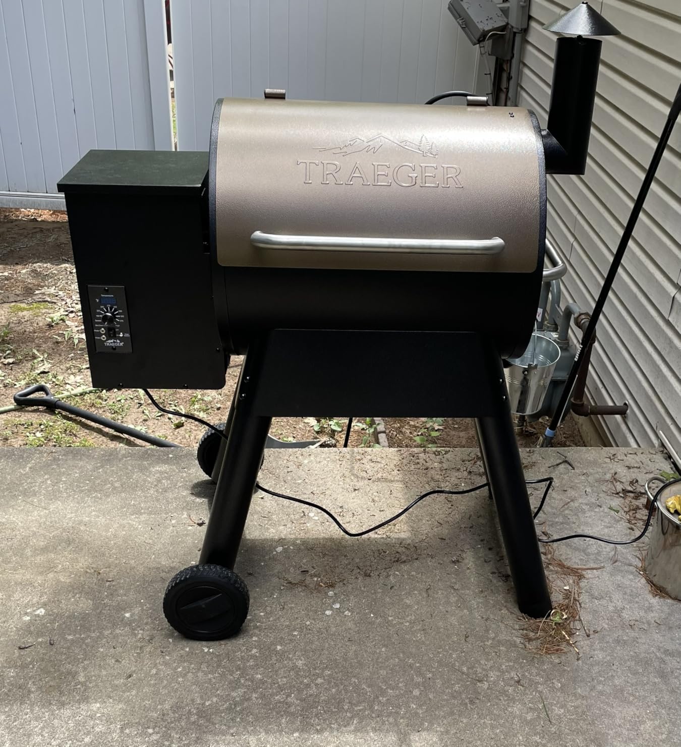 Traeger Pro 22 Wood Pellet Grill & Smoker, 572 Sq In, WiFi | 6-in-1 BBQ versatility, meat probe, 450°F max, 18 lb hopper - grill, smoke, bake, roast, braise & BBQ customer photo 2