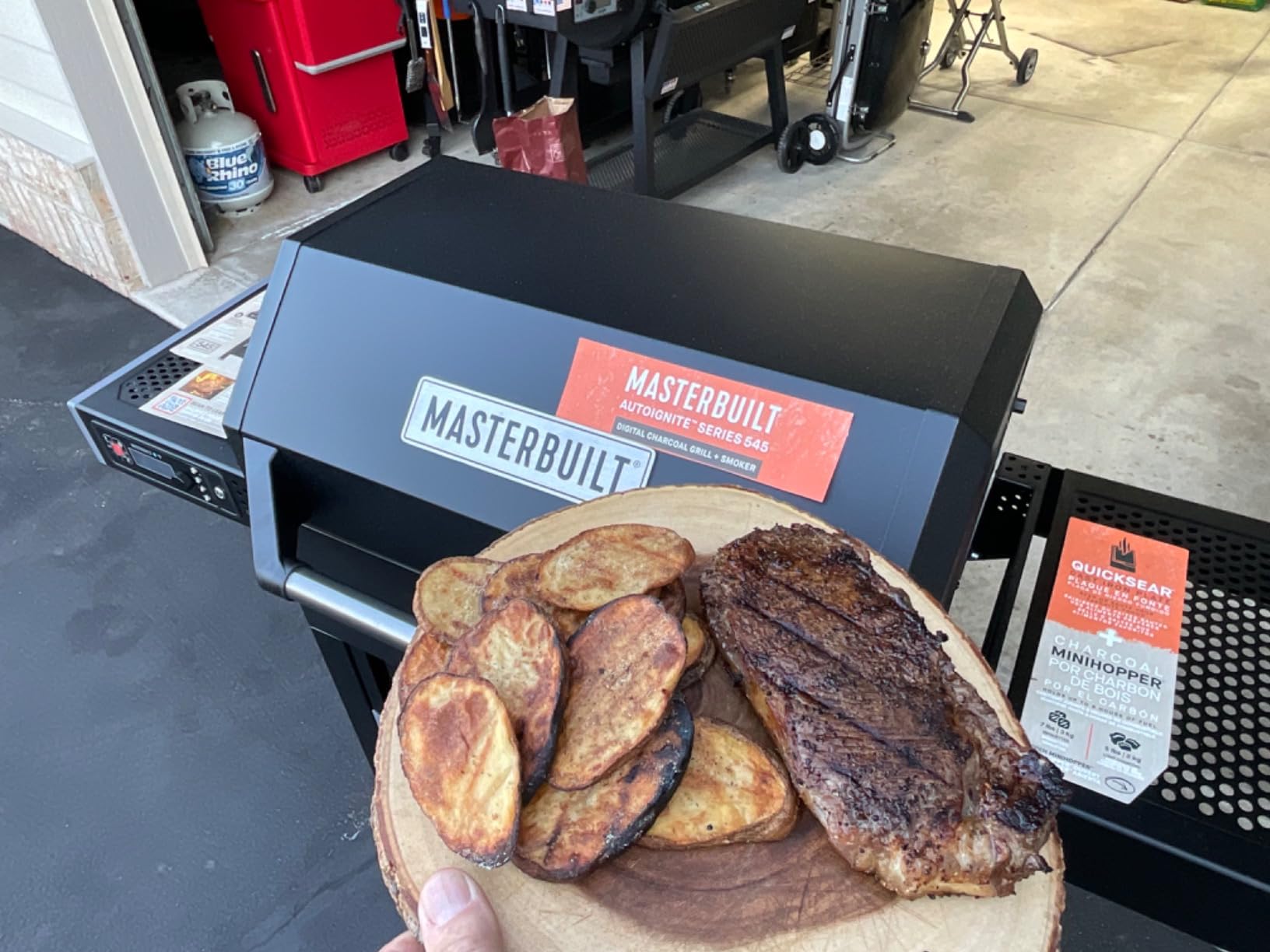 Masterbuilt AutoIgnite 545 Digital Charcoal Grill and Smoker Combo for Easy Grilling, Digital Control, App, Sear Plate, Mini Hopper and 545 BBQ Cooking Square In. in Black customer photo 2