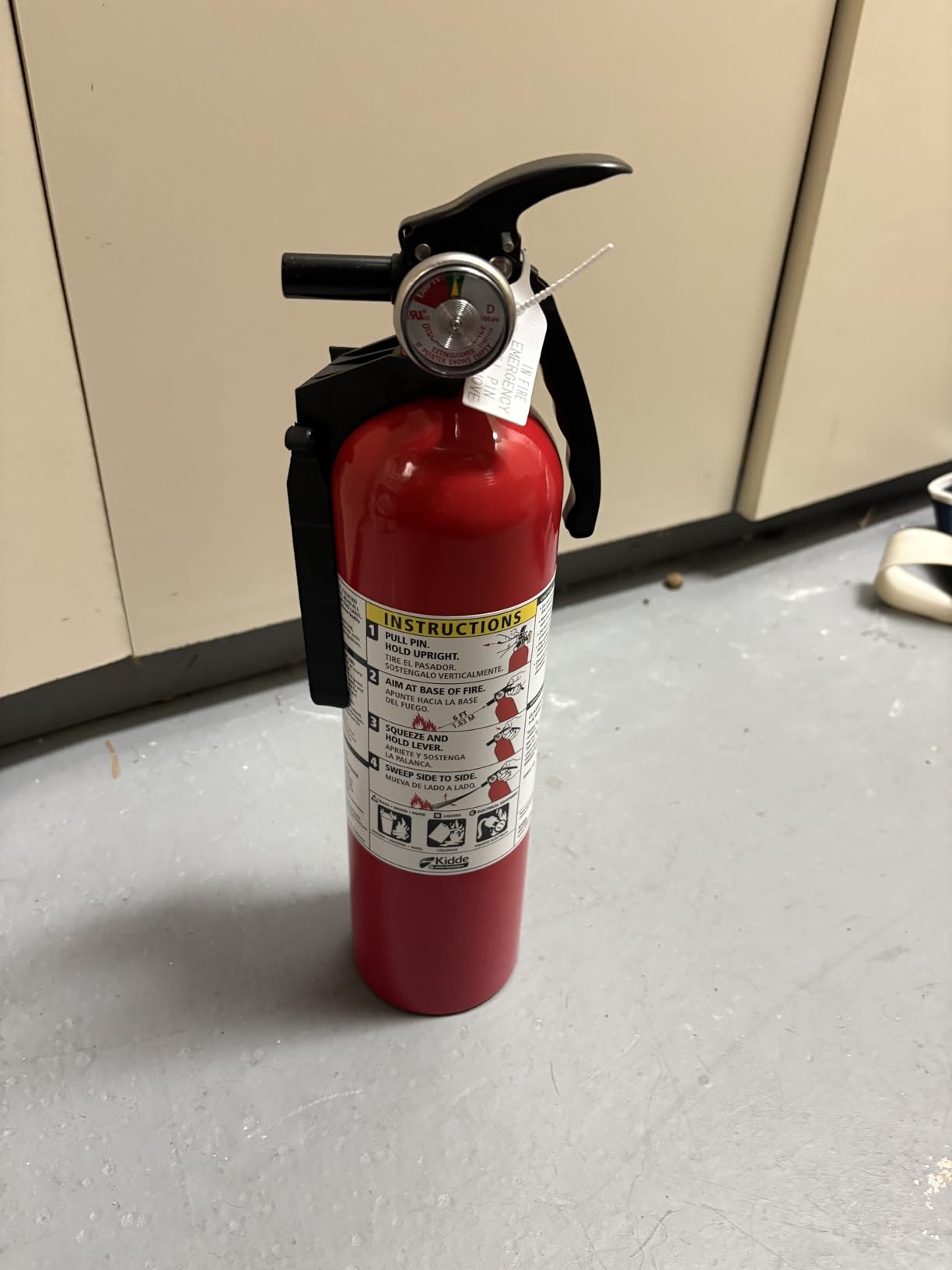 Kidde Basic 110 Fire Extinguisher for Home, 1-A:10-B:C, FA110G, 1 Pack | Residential Multi-Purpose Extinguisher for Small Common Household Fires, 2.5 lb. Dry Chemical customer photo 2
