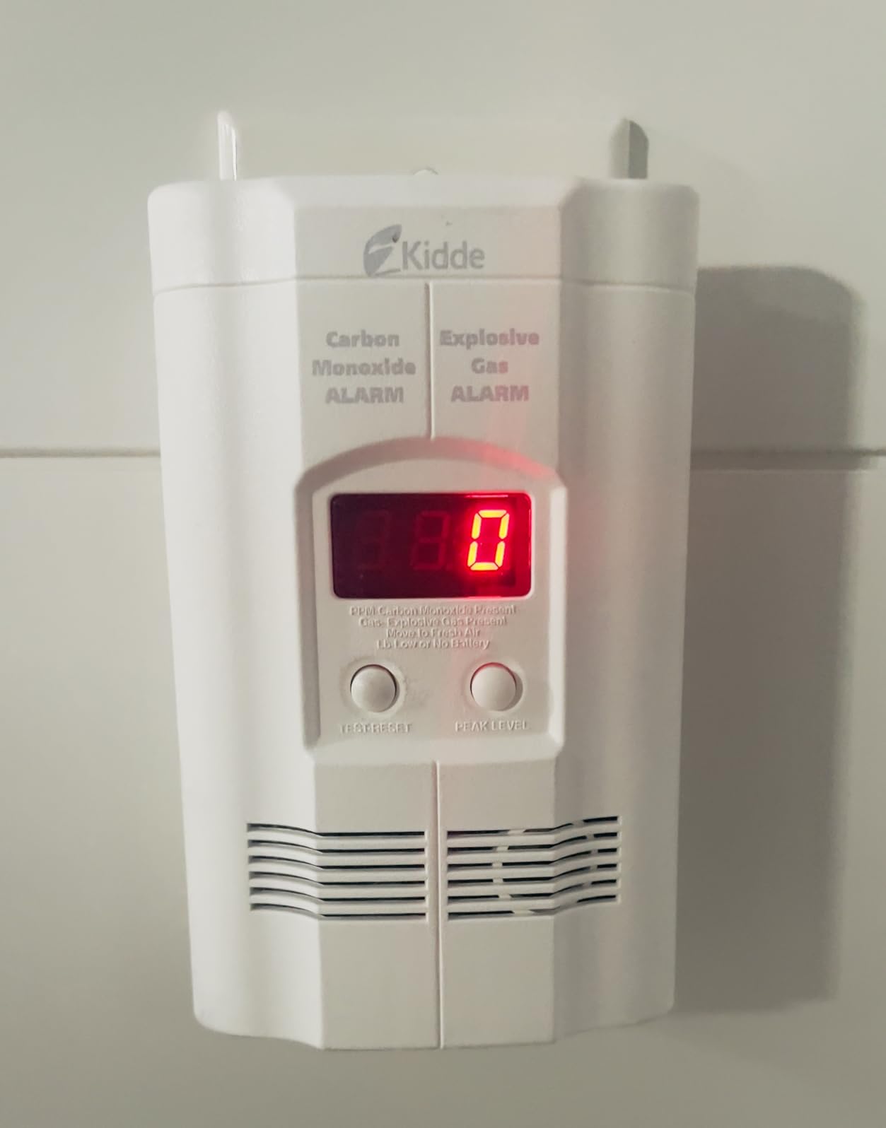 Kidde Carbon Monoxide Detector, Propane, Natural, Methane, & Explosive Gas Alarm, Plug-in Wall with 9-Volt Battery Backup, Digital LED Display customer photo 2