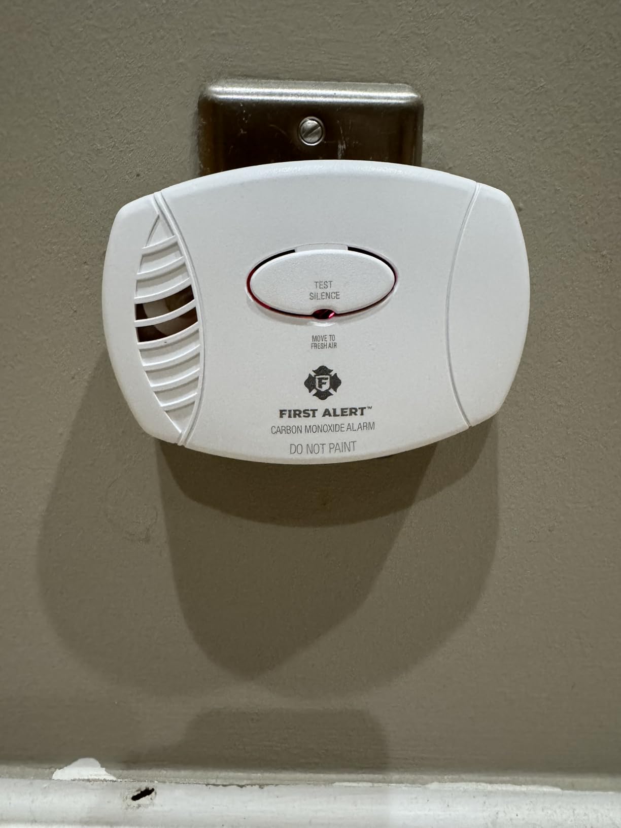 FIRST ALERT CO605 Plug-in Carbon Monoxide Detector with Battery Backup, White | CO606, 9V Battery Backup customer photo 2