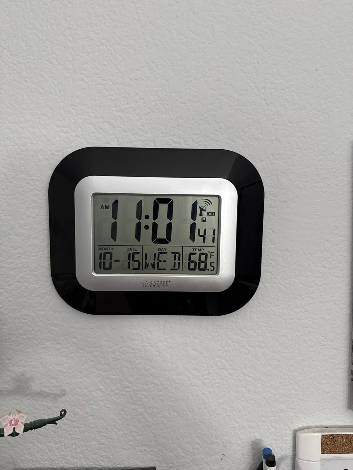 La Crosse Technology Atomic Wall/Table Clock, 7.2-inch H x 8.95-inch W x 1.2-inch D (WT-8005U-B) customer photo 1
