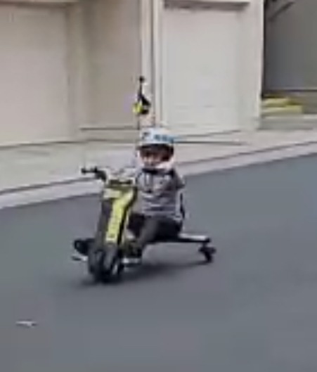 Razor PowerRider 360 for Kids Ages 8+ - Electric Tricycle, Up to 9 mph, Welded Steel Fork, 12V Powered Ride-On, For Riders up to 120 lbs customer photo 1