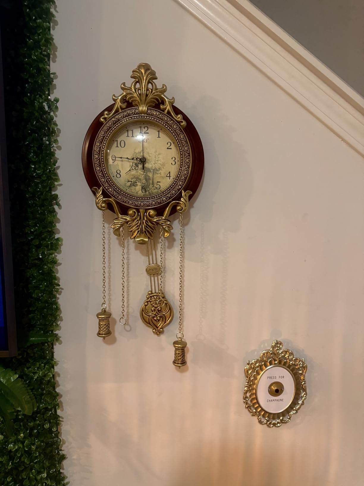 Aero Snail Dia 9-inch Retro Style Vintage Wood Indoor Wall Clock with Swinging Pendulum (Requires 2 AA Batteries for Clock Hands and Pendulum) customer photo 2