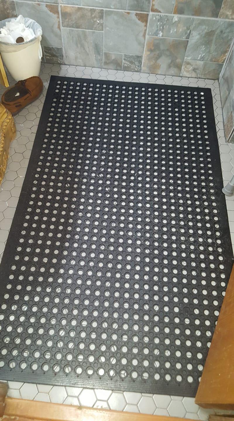ROVSUN Rubber Floor Mat with Holes, Anti-Fatigue/Non-Slip Drainage Mat, for Industrial Kitchen Restaurant Bar Bathroom Utility Garage Pool Entry Door Mat, Indoor (36'' x 60'' Black 1Pcs) customer photo 1