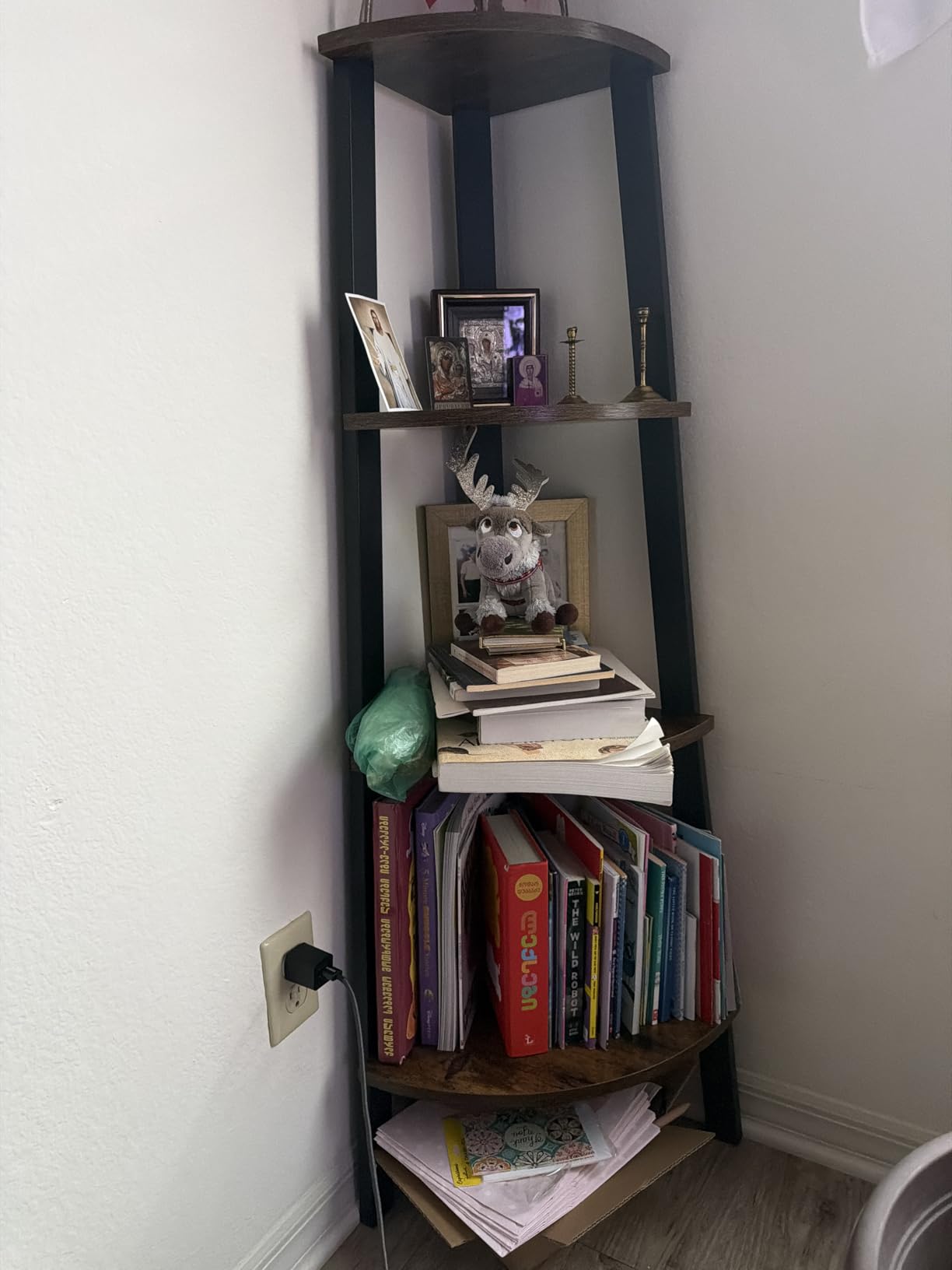 VASAGLE 4-Tier Corner Shelf Stand, Modern Ladder Shelf customer photo 1