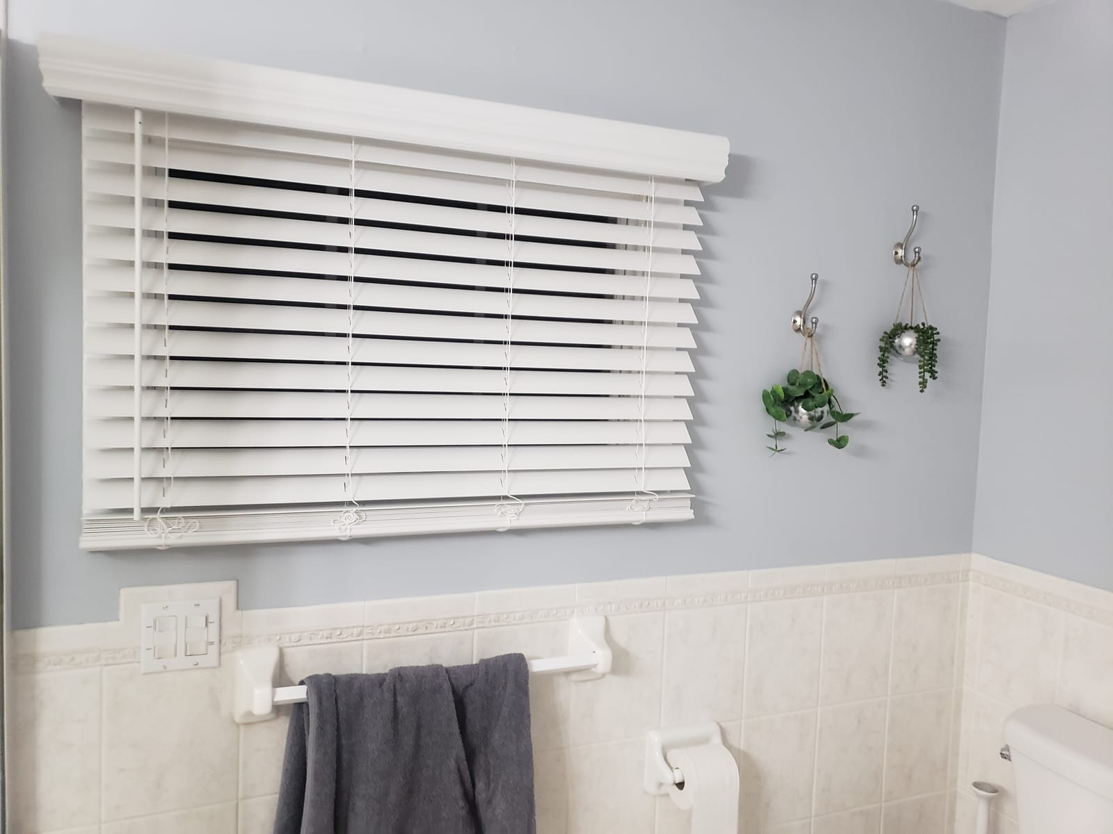 Linen Avenue Customizable Cordless Faux Wood Blind White 36 to 41 W x 56 H, Outside Mount customer photo 2
