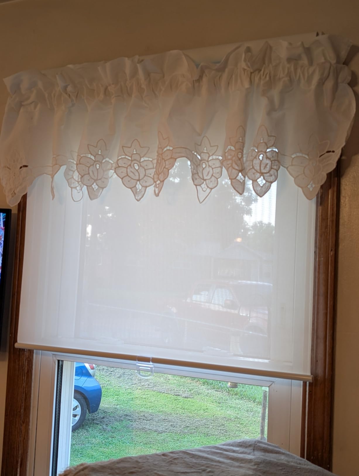 LUCKUP Light Filtering Roller Shades for Windows, Cordless Semi Sheer Solar Blinds with 5% Openness Free-Stop Window Shades for Home & Office, White 22