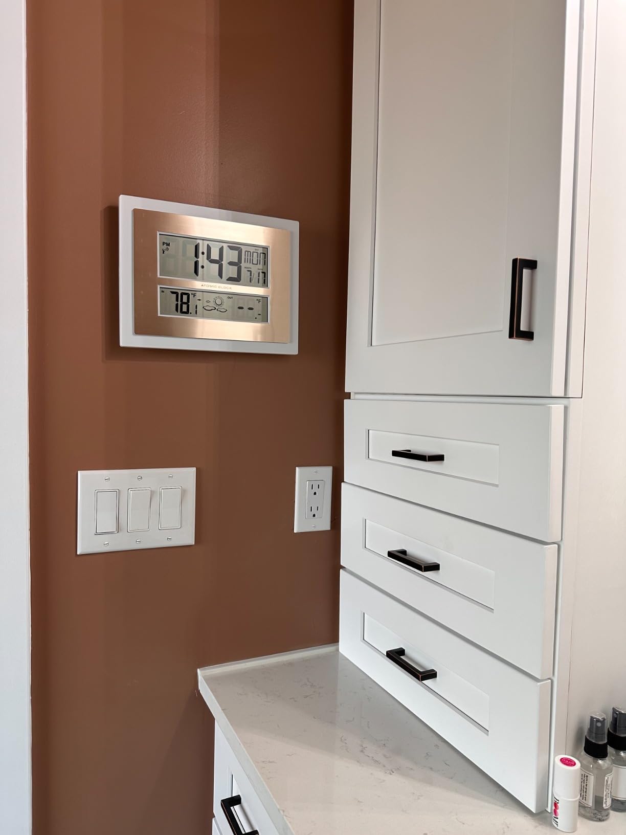 La Crosse Technology 512-14937-INT Atomic Digital Wall Clock with Temperature & Forecast in White/Champagne customer photo 2