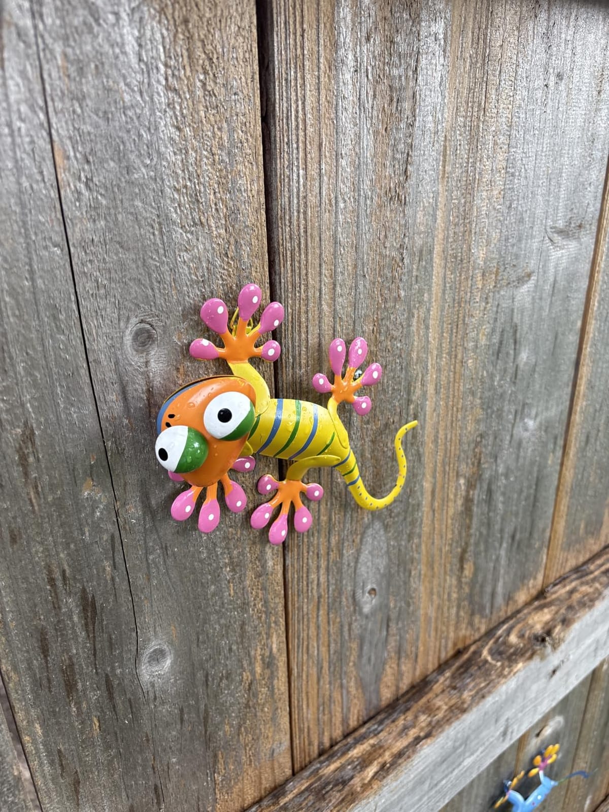 hogardeck Metal Gecko Outdoor Wall Decor, 6 Pack Lizard Wall Art Garden Sculptures & Statues with Free-Adjustable Head Outdoor Spring Decor for Front Yard Fence Patio customer photo 2