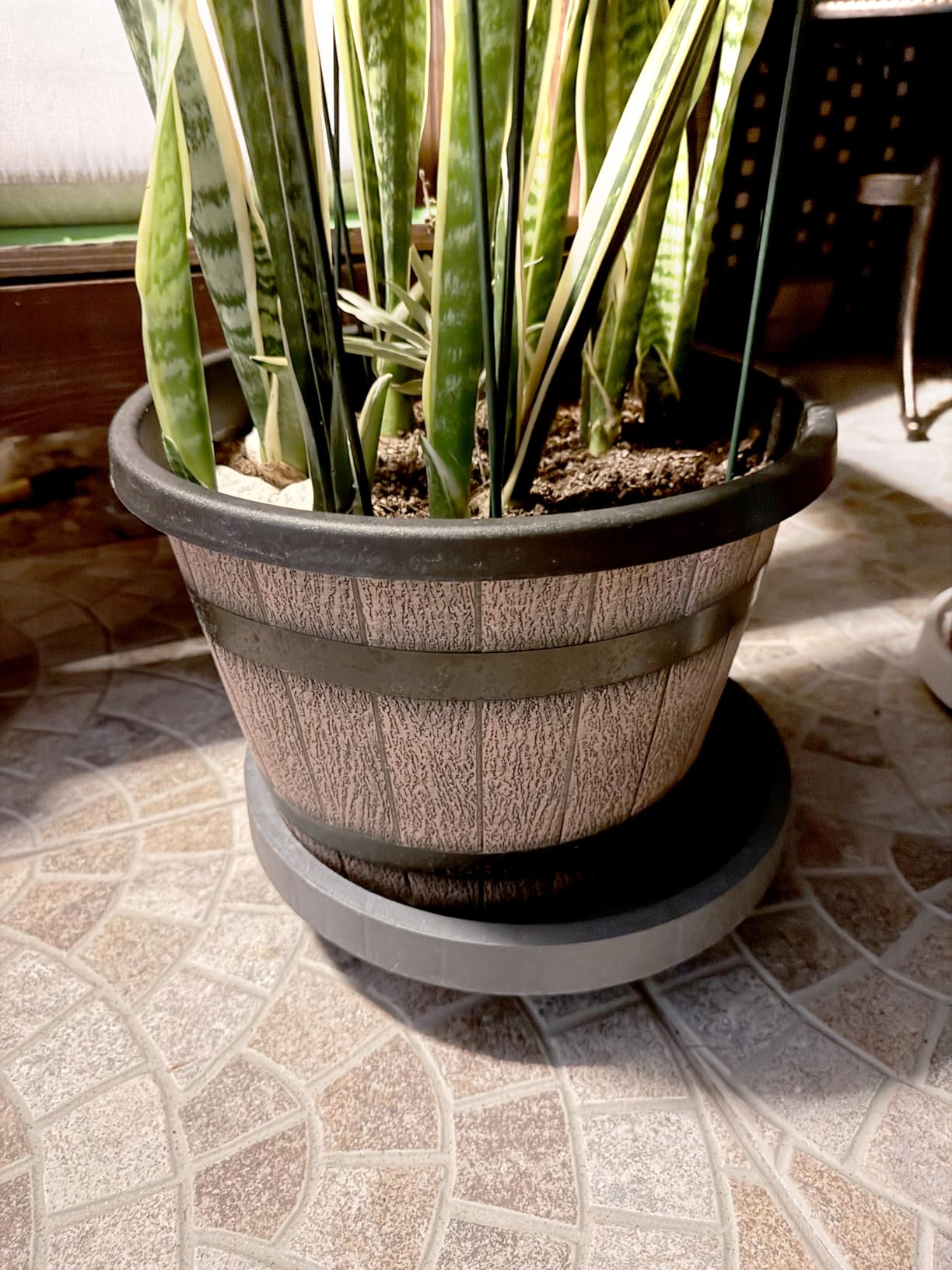 Quarut Large Plastic 3 Pack16 inch Plant Pots,Whiskey Barrel Planters with Drainage Holes & Saucer.Flower Pots Imitation Wine Barrel Design for Indoor & Outdoor Garden Balcony Plants.7 Gallons(Brown) customer photo 2