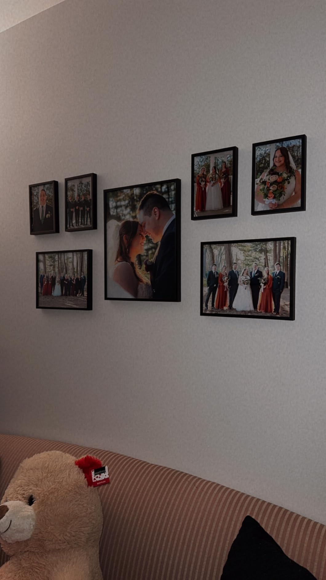 eletecpro Aluminum Gallery Wall Frame Set of 7 with Glass Cover, Gold | Including 1Pc 11x14, 2Pcs 8x10, 4Pcs 5x7 Photo Frames, Multiple Sizes Picture Frames Collage Wall Decor or Tabletop Display customer photo 1