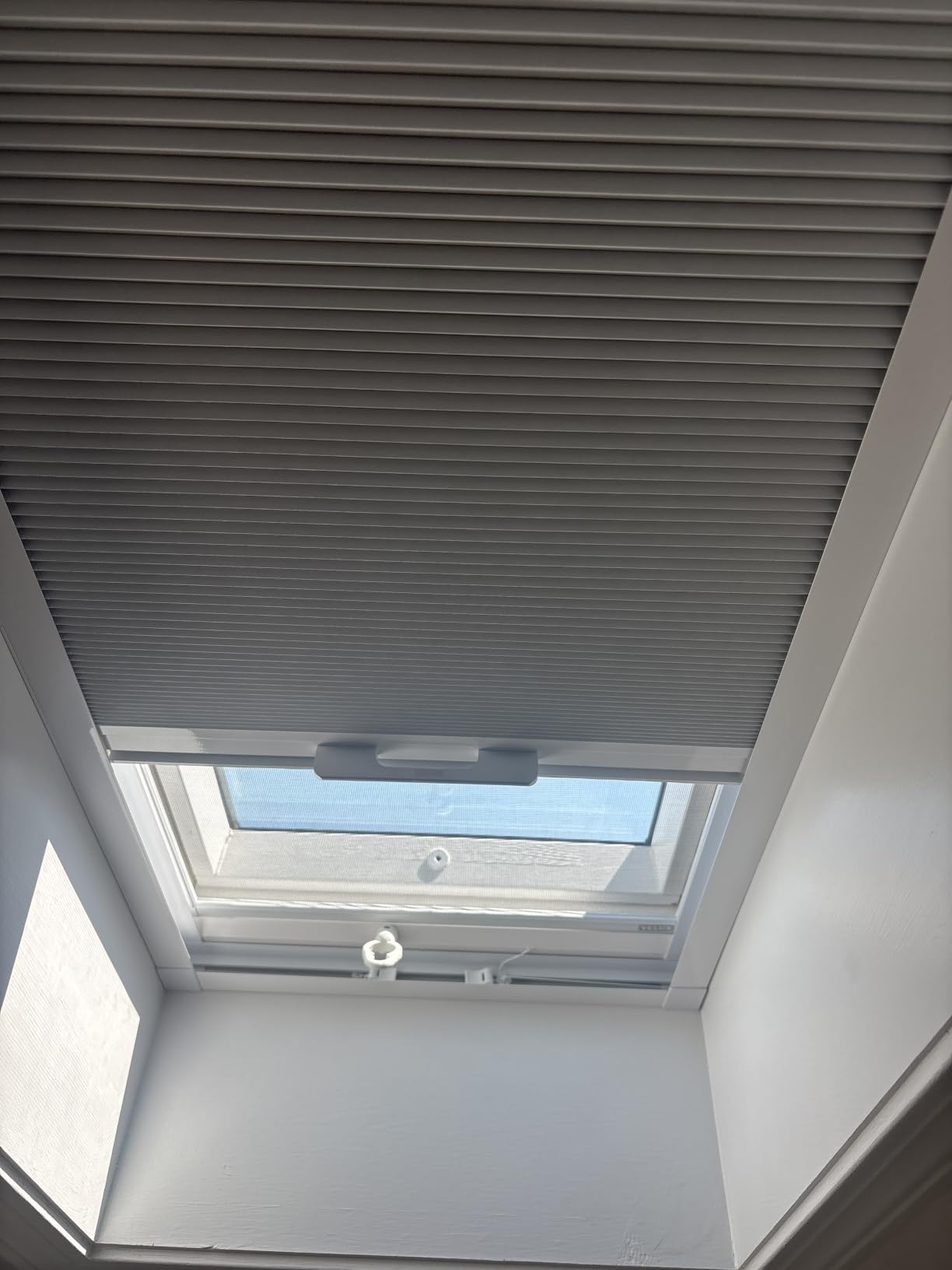 Skylight Blackout Window Blinds & Shades, Cordless Cellular Shades Thermal Insulation Honeycomb Blinds for Roof Inclined Plane Room Windows, Easy to Install - Custom Size (White) customer photo 1