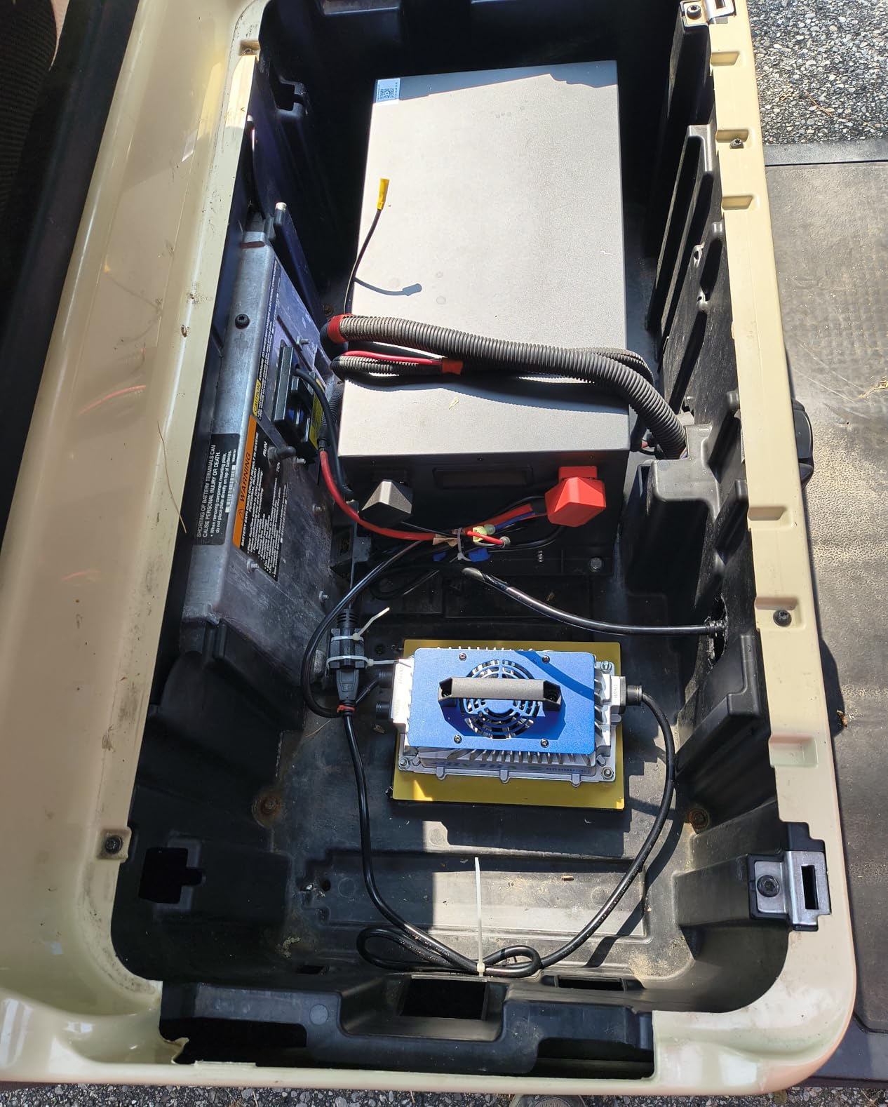 DC HOUSE Metal Case 48V 100Ah Lithium Golf Cart Battery Kit w/ 18A Charger | 200A BMS Lifepo4 Battery with 48V 18A Charger, Bluetooth Mobile APP & LCD Monitor, Peak Current 670A customer photo 2